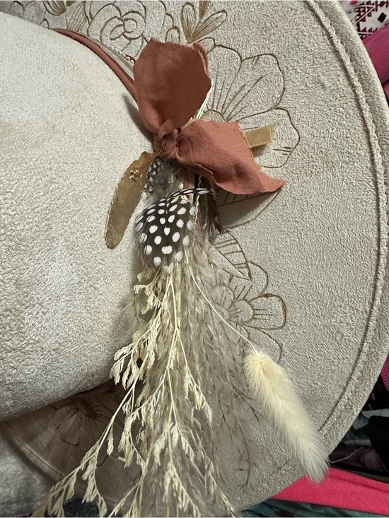 Brand New! Never worn Women\'s Cream Floral Hand Burnt Fedora Hat w/ Feather Trim main image 7